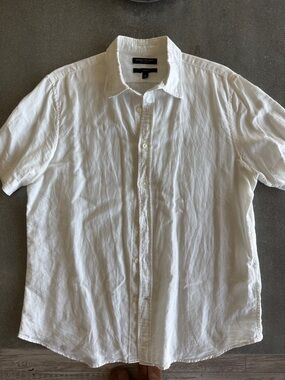Banana Republic Men's White Linen Short-Sleeve Button-Down Shirt. Size M
